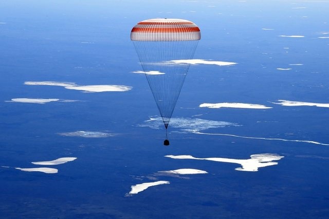 تصاویر بازگشت فضانوردهای روسی و آمریکایی به زمین