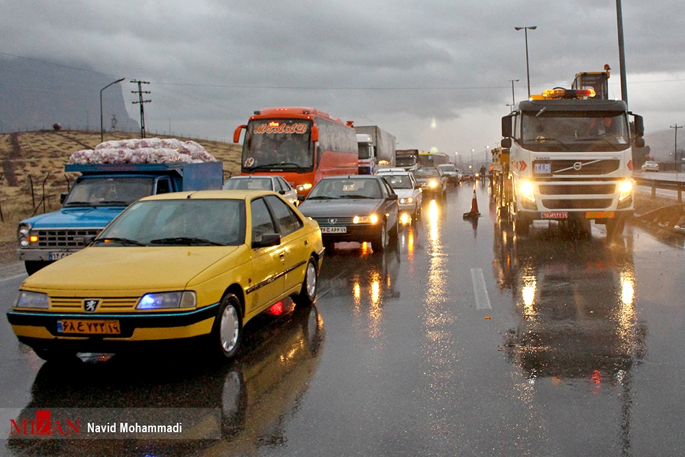 ترافیک پرحجم آزاد راه کرج ـ تهران/ بارش باران در جاده‌های غربی/ هشدار لغزندگی راه‌ها