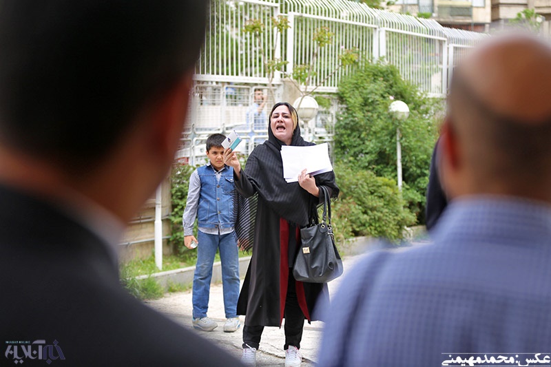 تصاویر | زنی که به زور و با گریه خود را به حیاط وزارت کشور رساند!
