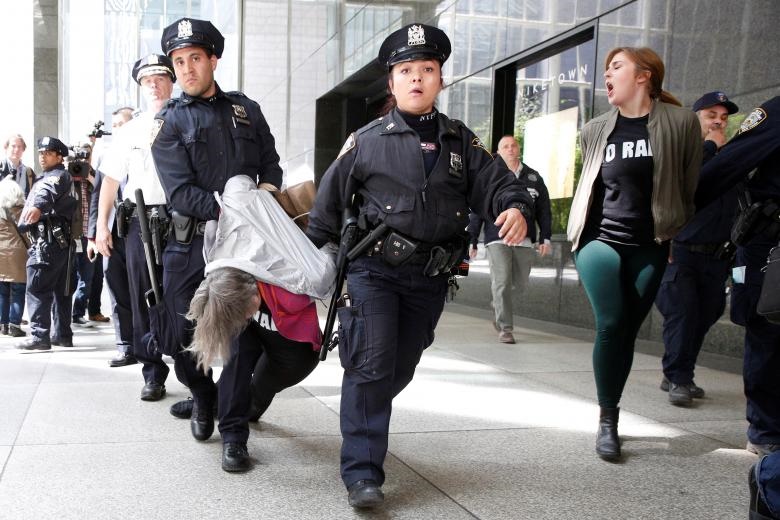 عکس | نحوه عجیب دستگیری یکی از مخالفان ترامپ در منهتن