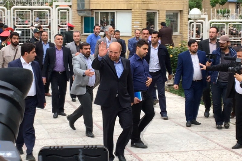 فیلم | تجمع و بی‌نظمی هواداران قالیباف هنگام ورود او به وزارت کشور