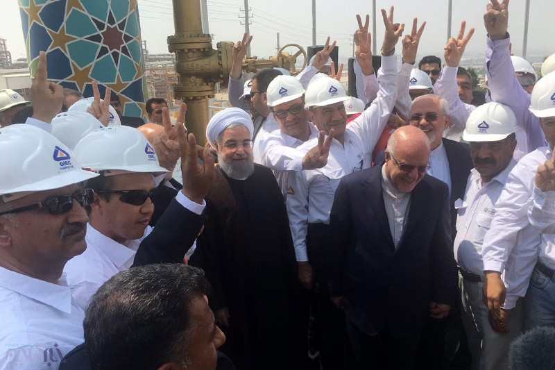 عکس | حسن روحانی در لحظه افتتاح فازهای ١٧ و ١٨ پارس جنوبی