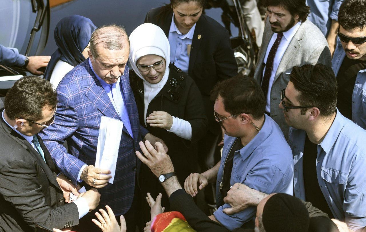عکس | حضور اردوغان و همسرش در همه‌پرسی ترکیه