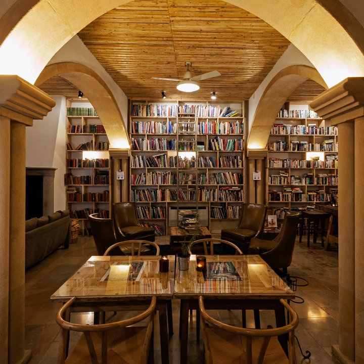 تصاویر | هتلی متفاوت با ۵۰ هزار کتاب در پرتغال