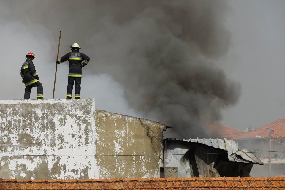 تصاویر | ۵ کشته در سقوط هواپیمای سبک روی یک فروشگاه در پرتغال