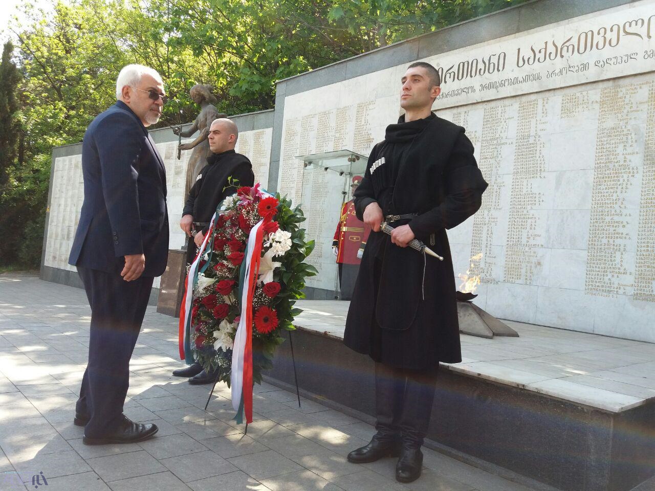 عکس | ادای احترام ظریف به کشته‌شدگان استقلال گرجستان