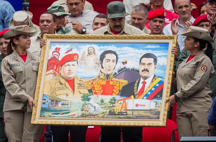 عکس | تابلوی سیمون بولیوار، چاوز و مادورو در دستان رئیس جمهوری ونزوئلا