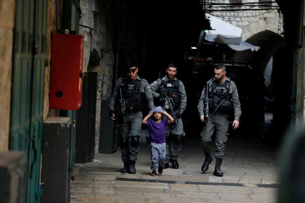 عکس |  اسکورت کودک فلسطینی توسط سربازان ارتش اسراییل