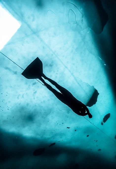 تصاویر | رکوردشکنی شناگر فنلادی با غواصی آزاد زیر رودخانه یخی‎