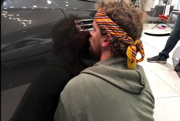 تصاویر | ۵۰ ساعت بوسیدن خودرو برای تصاحب آن!