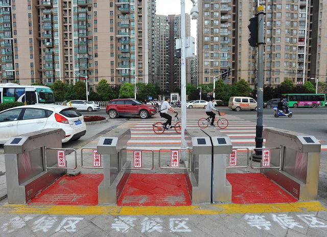 تصاویر | نصب گیت‌های اتوماتیک در چهارراه‌های چین برای عابران متخلف