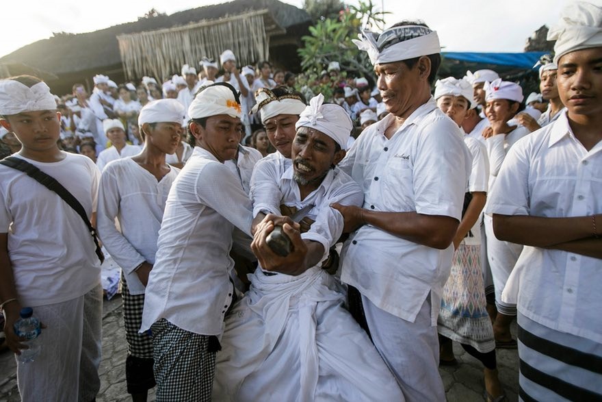 عکس | فرو کردن خنجر به بدن در یک مراسم آیینی در اندونزی!