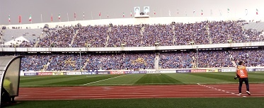 استادیومی که زیر رگبار دارد پر می‌شود!
