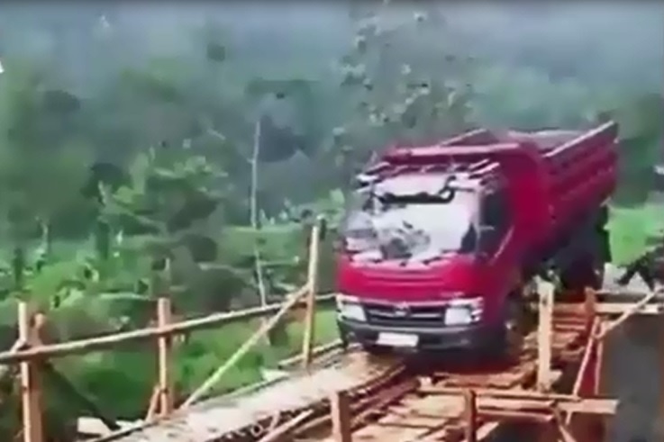 فیلم | لحظات نفسگیر سقوط کامیون از روی پل چوبی