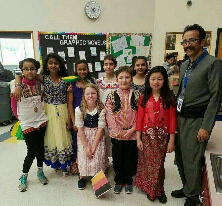 عکس | معلم ایرانی با لباس کُردی در کنار دانش‌آموزان آمریکایی