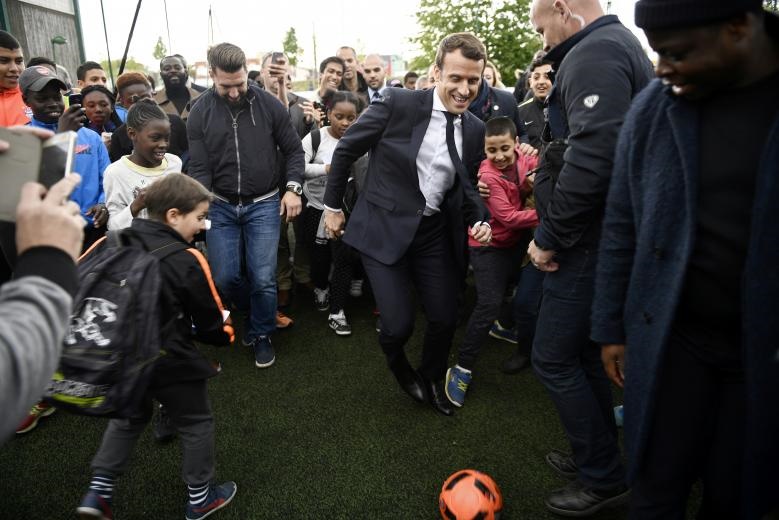 عکس | توپ‌بازی نامزد انتخابات فرانسه با کودکان در حومه پاریس