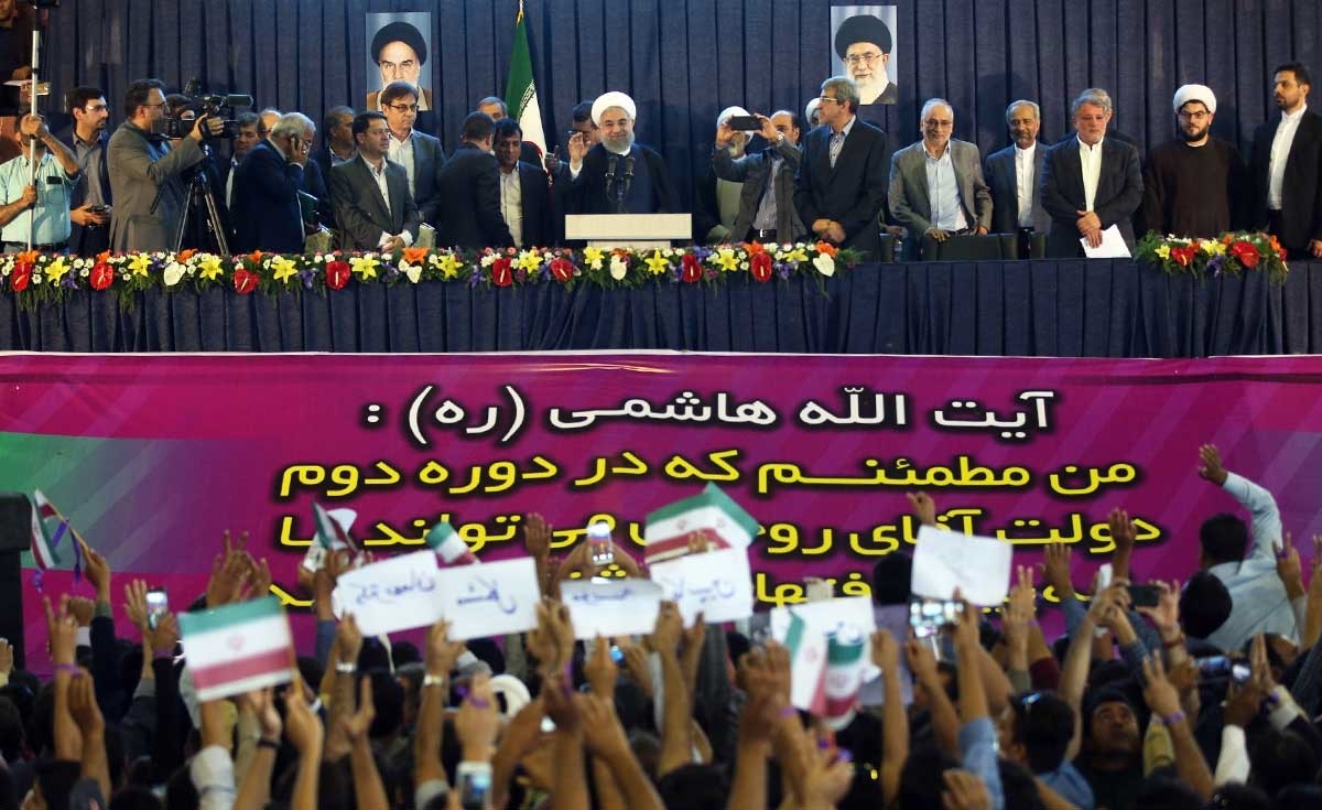 تصاویر | هواداران کرمانی اینگونه به استقبال روحانی آمدند