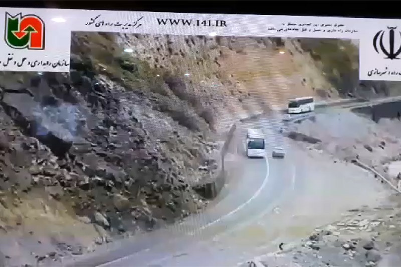 فیلم | برخورد یک اتوبوس به دیواره کوه جاده هراز