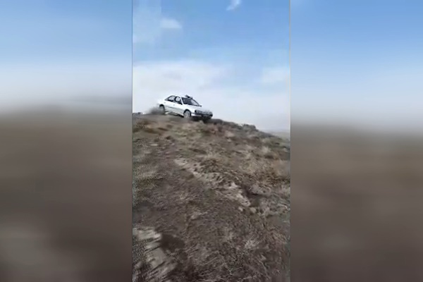 فیلم | مرد مشهدی ماشین بی‌کیفیتش را به دره انداخت