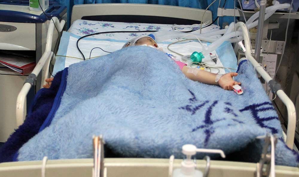 تصاویر | مرگ مغزی رقیه ۵ساله در پی کودک آزاری ناپدری