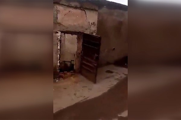 فیلم | فرو ریختن حمام زنانه قدیمی در زلزله امروز نیشابور