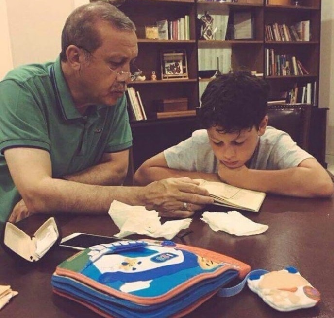 عکس | اردوغان در حال آموزش قرآن به نوه‌اش