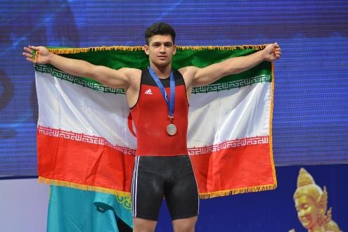 نخستین مدال ایران در رقابت‌های وزنه‌برداری نوجوانان جهان/ مهدی پاپی،ایران را برنزی کرد