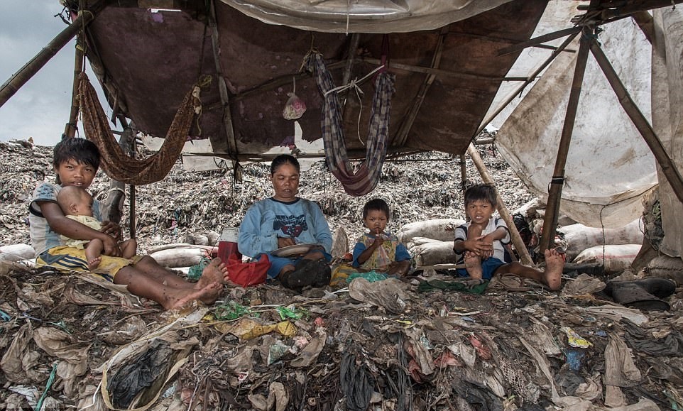 تصاویر تاثربرانگیز از زندگی فقرای جاکارتا در میان زباله‌ها