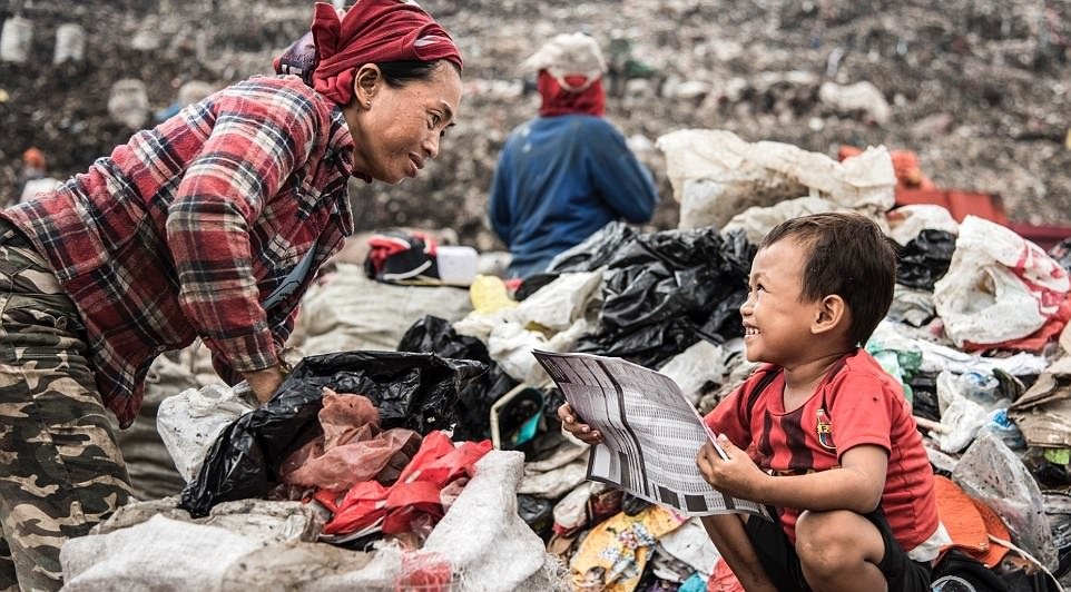 تصاویر تاثربرانگیز از زندگی فقرای جاکارتا در میان زباله‌ها