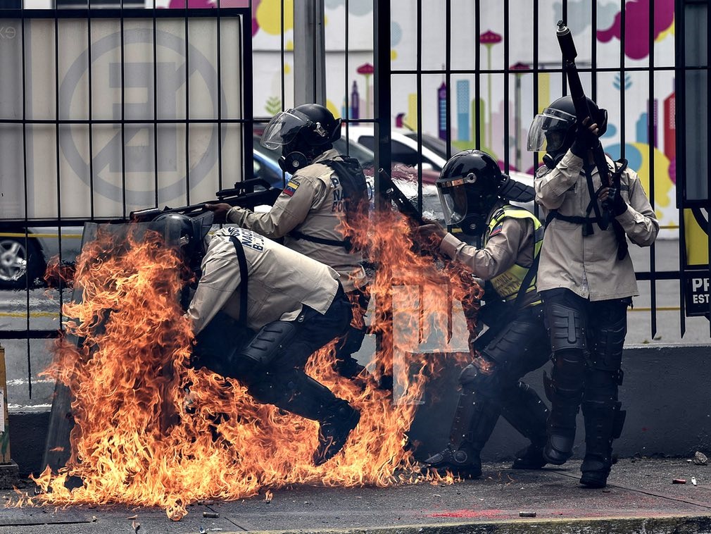 عکس | حمله معترضان ضد حکومت به پلیس ونزوئلا با کوکتل مولوتف