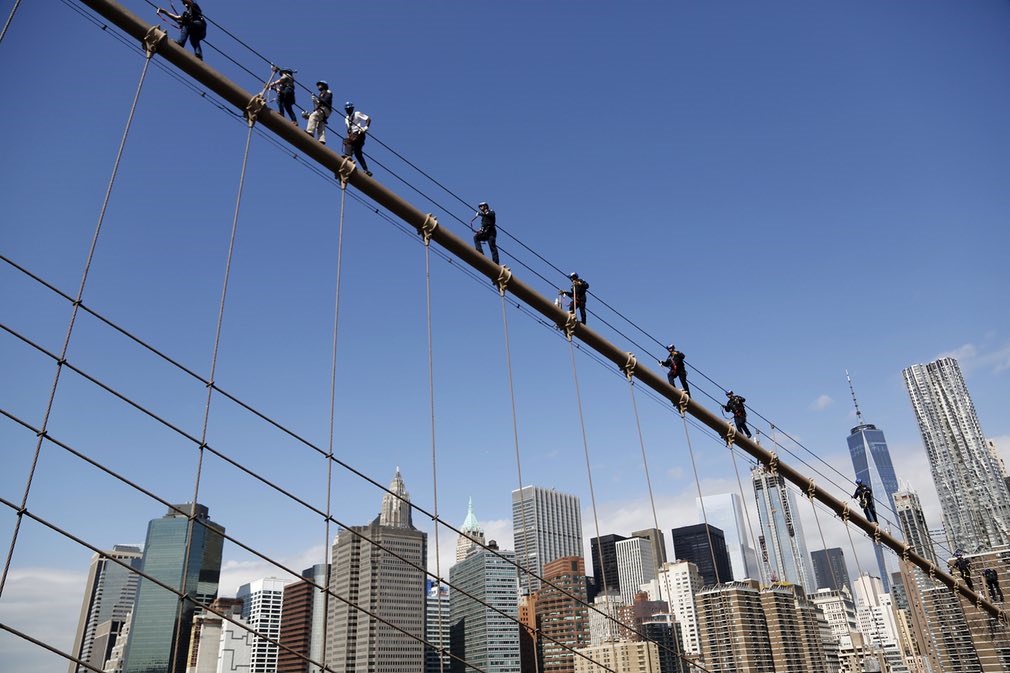 عکس | تمرین عجیب و متفاوت پلیس نیویورک روی کابل پل بروکلین