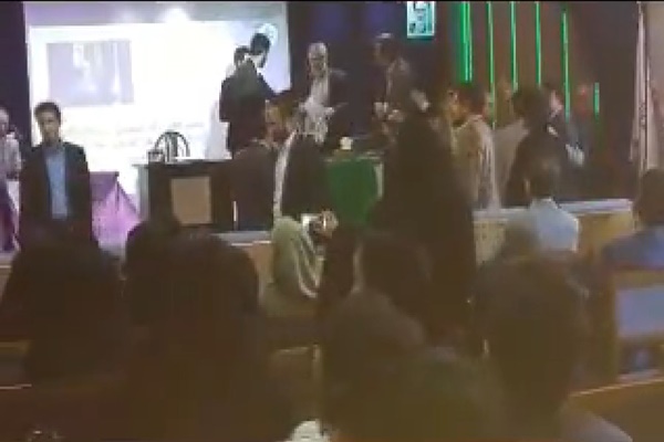 فیلم | ضرب و شتم یک دانشجو توسط عضو ستاد انتخاباتی رئیسی!
