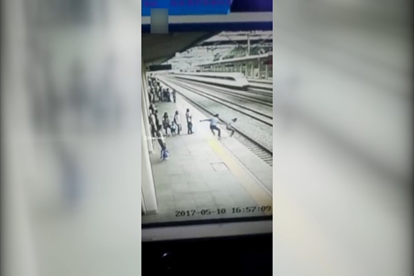 فیلم | لحظه نجات زن چینی از خودکشی در مترو