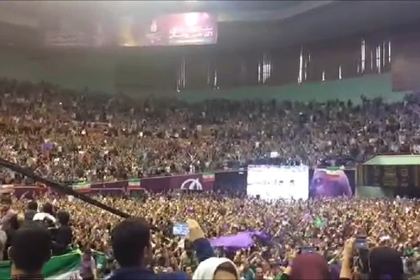 فیلم | تشویق ایسلندی هواداران روحانی در ورزشگاه ١٢ هزار نفری