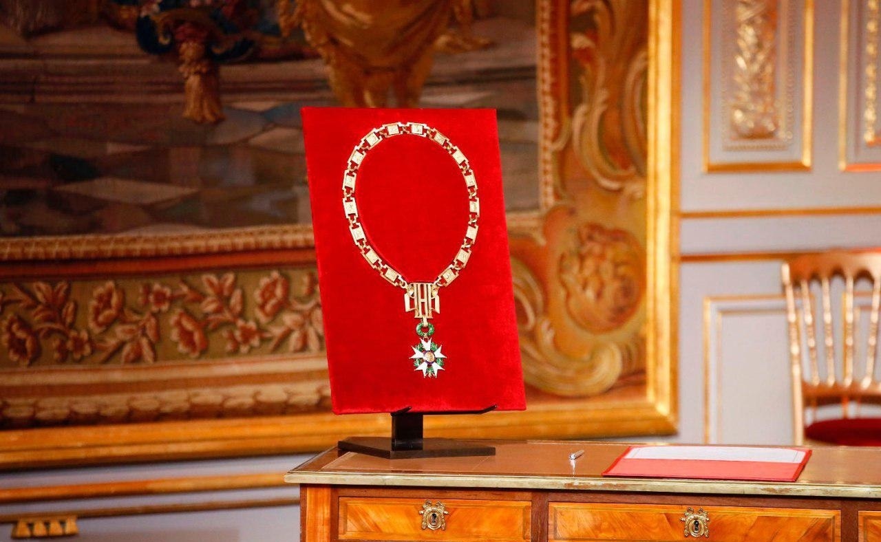 عکس | گردنبند افتخاری که به رئیس‌جمهور فرانسه اعطا شد