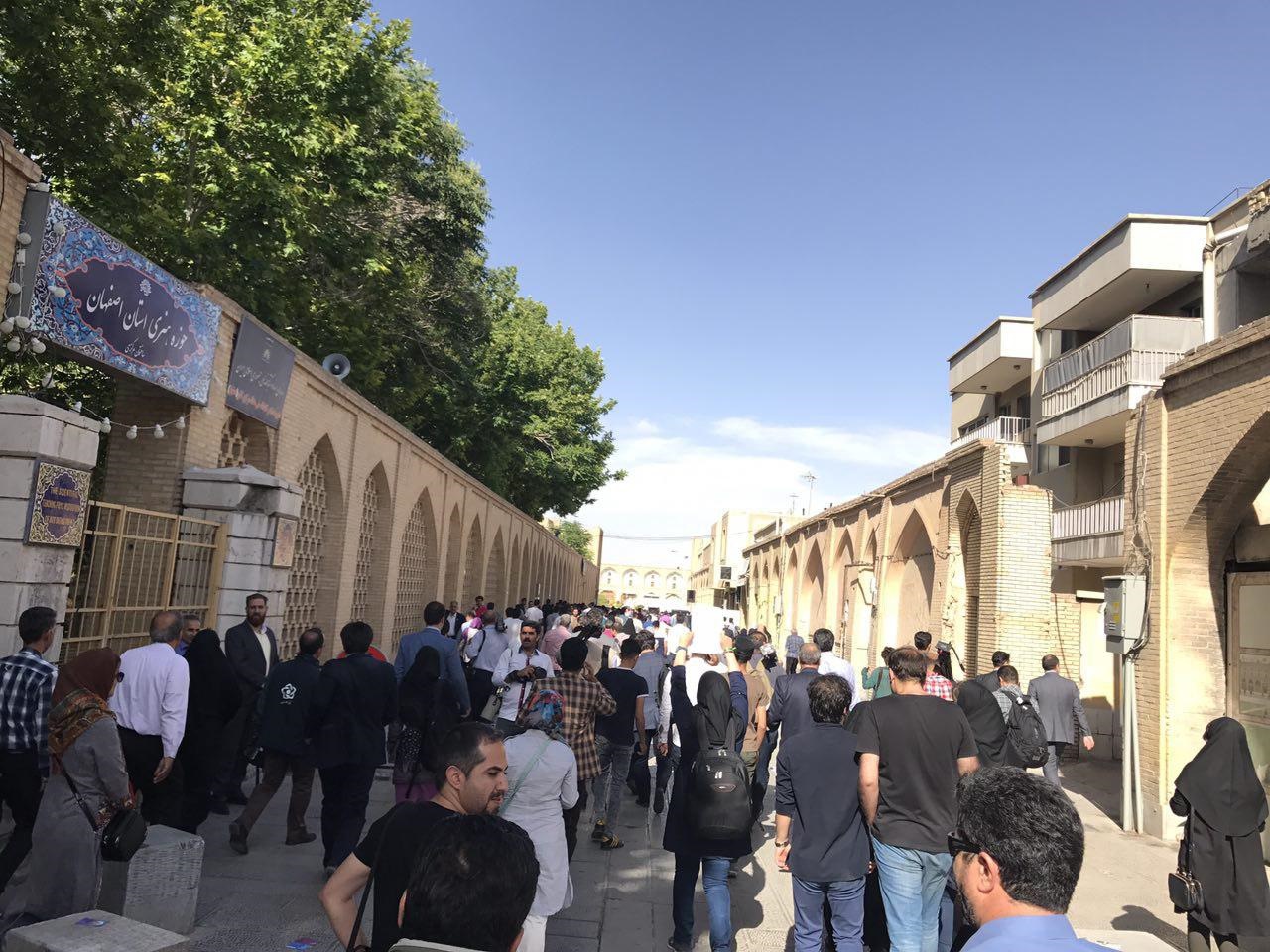عکس | هواداران روحانی در خیابان سعدی منتهی به میدان امام(ره) اصفهان