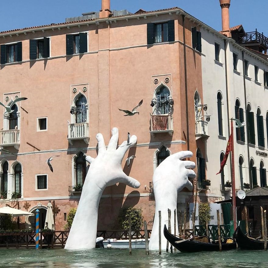 تصاویر | دست‌های غول‌پیکر ایتالیایی‌ها برای نجات محیط زیست
