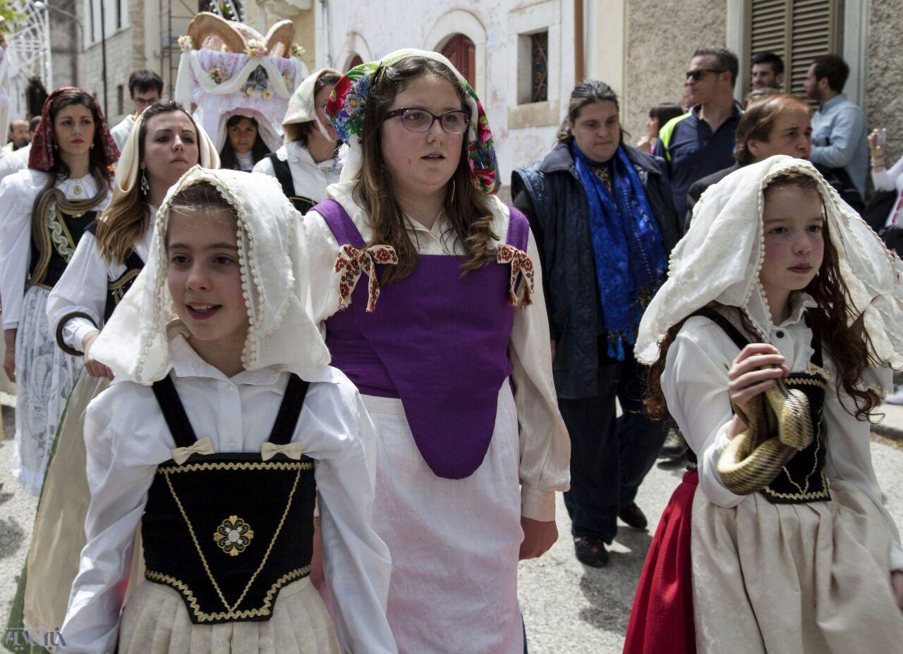 تصاویر | جشن عجیب و غریب «مارها» در ایتالیا 