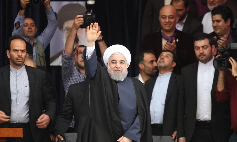 تصاویر | رئیس جمهور روحانی در جمع با شکوه هوادارانش در مشهد
