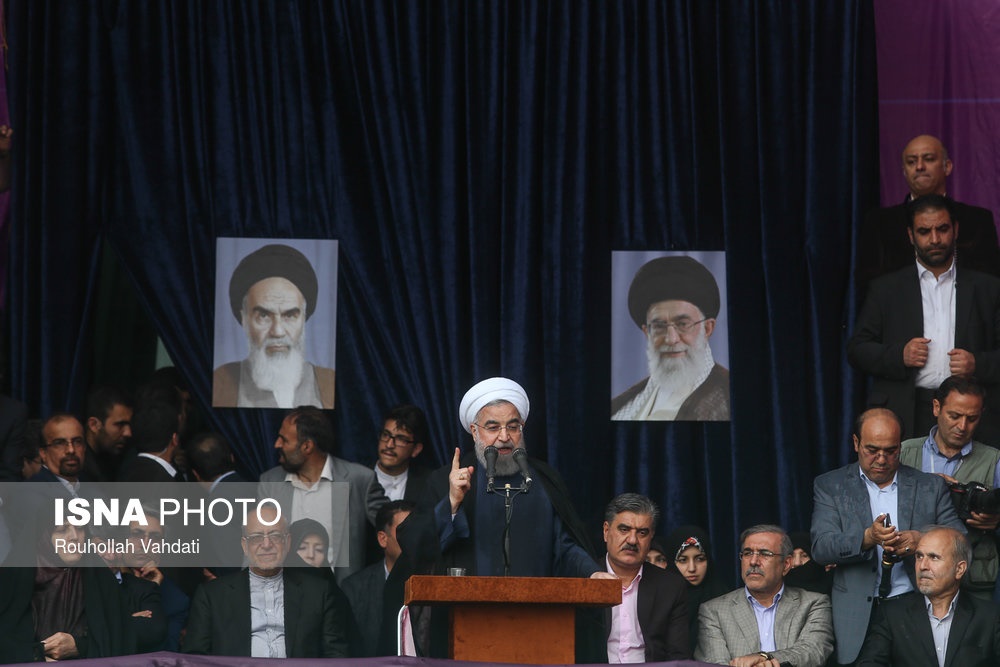 تصاویر | رئیس جمهور روحانی در جمع با شکوه هوادارانش در مشهد