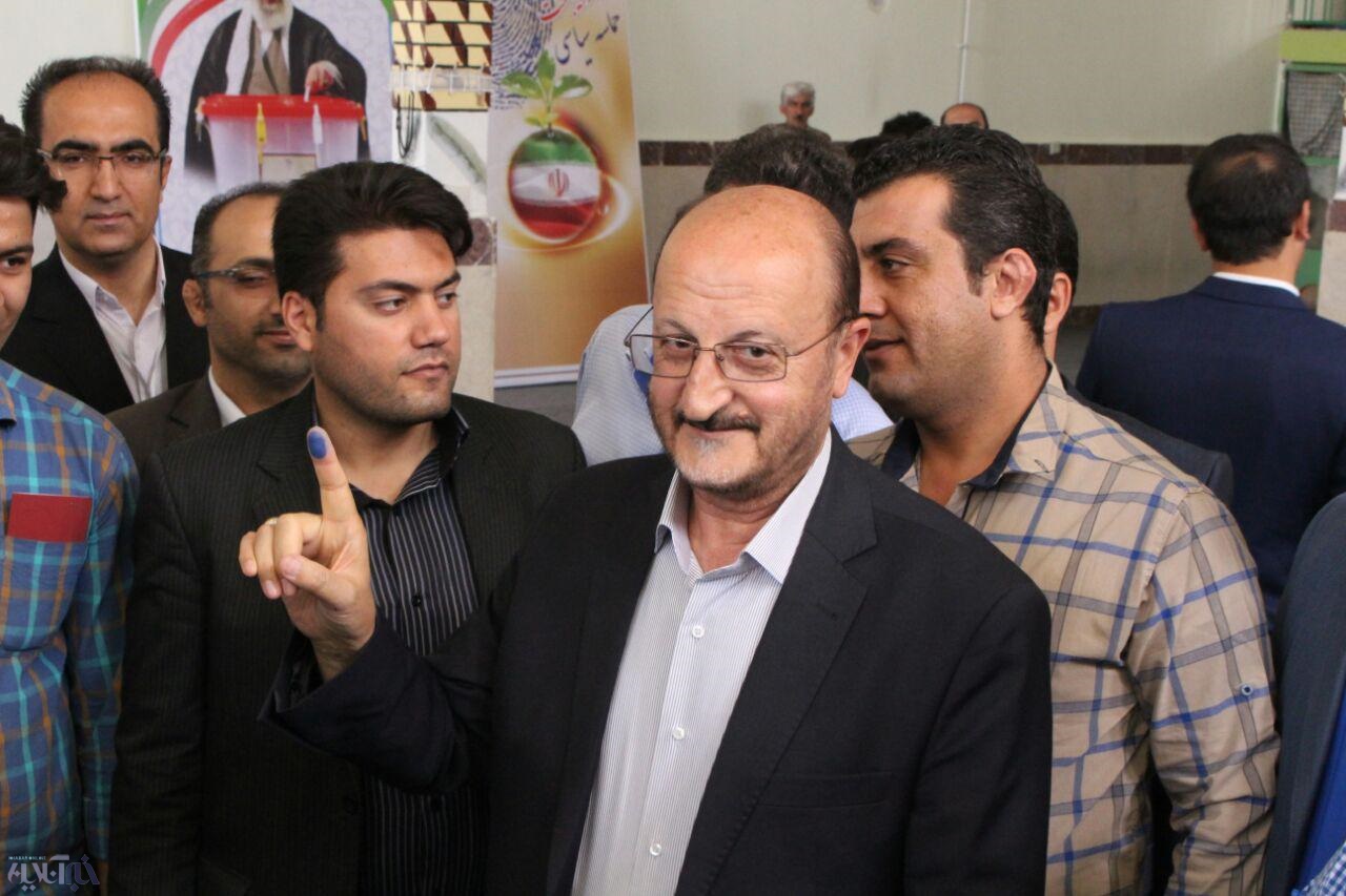 استاندار کردستان رای خود را به صندوق انداخت