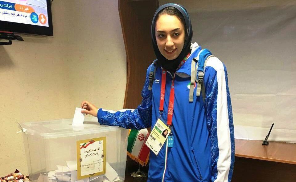 عکس | کیمیا علیزاده رای خود را در سفارت ایران در باکو به صندوق انداخت