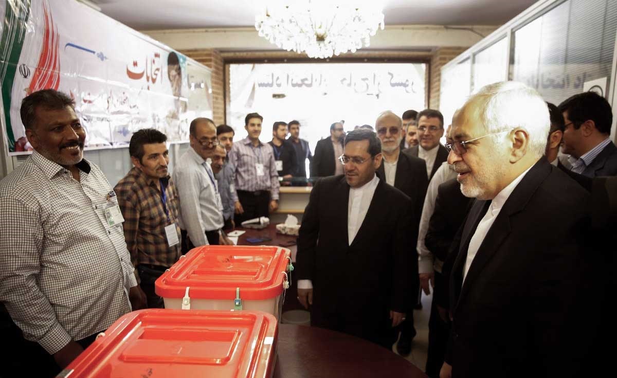 تصاویر | بازدید ظریف از ستاد انتخابات خارج از کشور