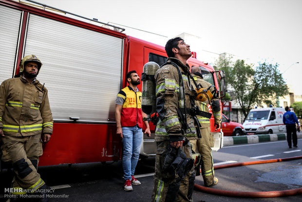 مهار آتش‌‌‌‌‌‌سوزی گسترده در گارگاه هزار متری کفش پس از ۶ ساعت/ حادثه تلفات جانی نداشت