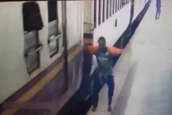 فیلم | لحظه وحشتناک گیر کردن مسافر زیر چرخ قطار