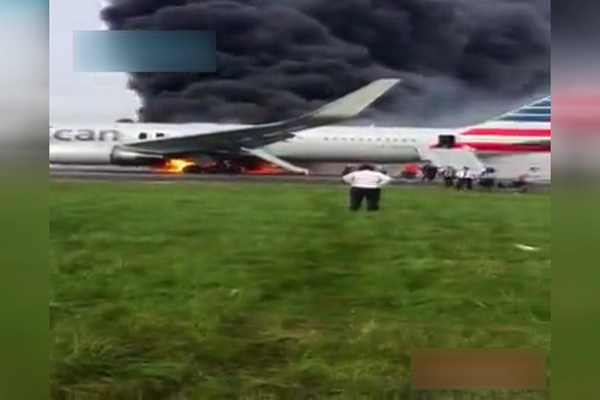 فیلم | آتش‌سوزی عظیم هواپیمای آمریکایی در فرودگاه لندن