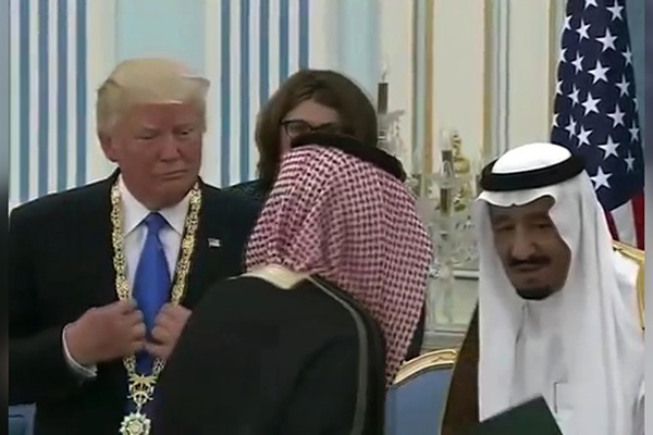 فیلم | عالی‌ترین نشان عربستان بر گردن ترامپ