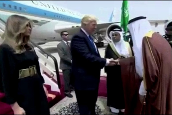 فیلم | فرش قرمز عربستان برای ترامپ و همسرش از در هواپیما