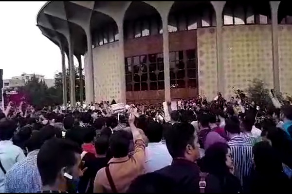 فیلم | جشن پیروزی هواداران روحانی در چهارراه ولیعصر تهران