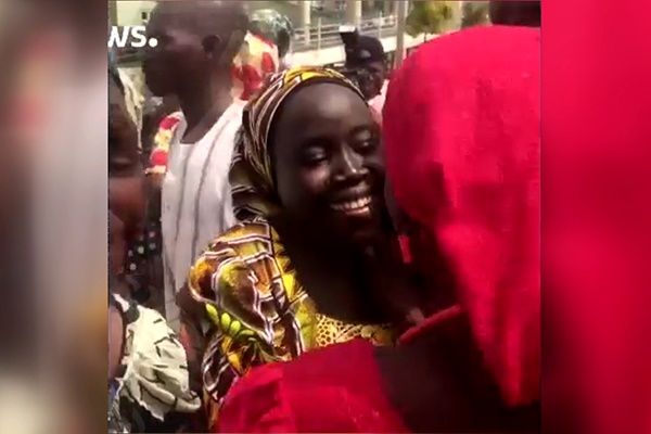 فیلم | صحنه‌های احساسی از بازگشت ۸۲ دختر آزاد شده از اسارت بوکوحرام